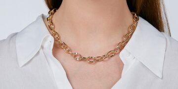 Gold necklace: how to choose the right one and fashion trends