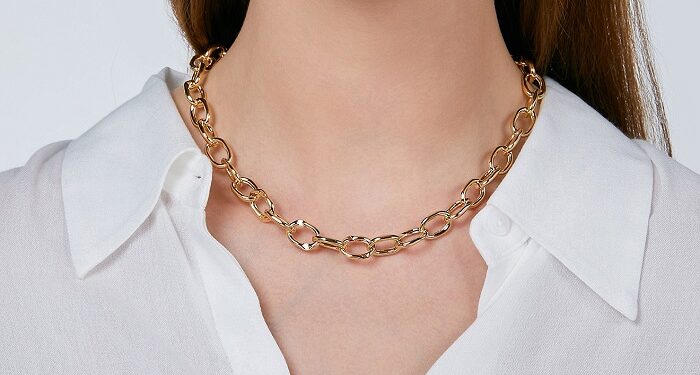 Gold necklace: how to choose the right one and fashion trends