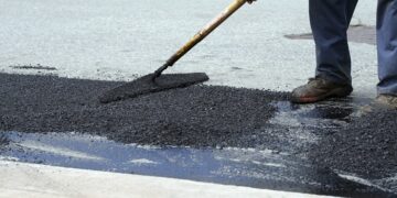 Repairing potholes in asphalt pavement: key rules and tips
